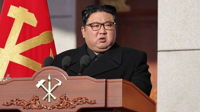 Kim Jong Unas aukština ideologiją kaip esminį kariuomenės elementą: ginklai be jos – tik gelžgaliai