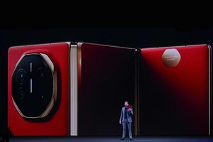 Pirmąjį pasaulyje trigubai sulenkiamą telefoną jau galima įsigyti ir už Kinijos ribų