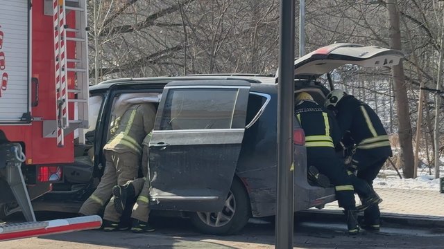 Vilniuje susidūrus automobiliams – prispaustas žmogus: užfiksuota gelbėjimo operacija