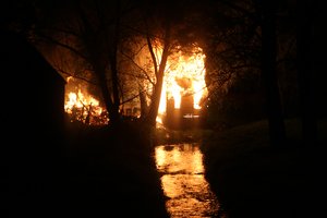 Ugniagesiai atskleidė daugiau dviejų brolių žūties Biržų r. aplinkybių: pagalbos pas kaimynus naktį ieškojo jų motina