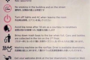 Lietuvę Japonijoje nustebino perspėjamieji ženklai: jais aplipinti miestai, ir net turistams nuomojamų butų sienos