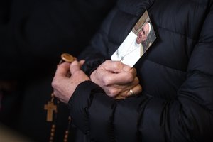 Iš Vatikano – žinia apie sunkiai sergantį popiežių Pranciškų