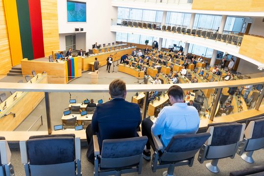 Į uždarą Seimo posėdį parlamentarai negalės įsinešti telefonų, kompiuterių, išmaniųjų laikrodžių