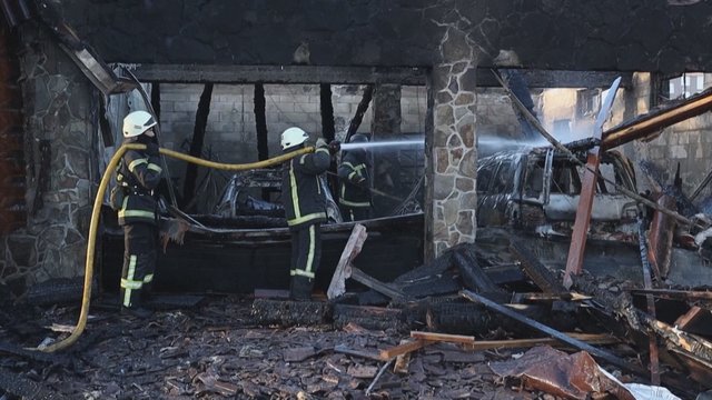 Po Rusijos atakos – didžiulis gaisras Kyjive: neišvengta aukų ir sužeistųjų