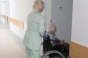 Senjorų ilgalaikės priežiūros sistemos krizė: paslaugų poreikis auga, o darbuotojų mažėja