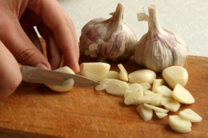 Genialus triukas: kaip per kelias sekundes nulupti česnaką