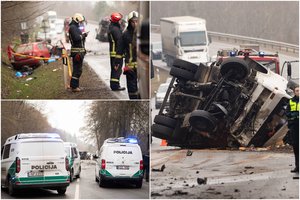 Prie Kauno – kraupi kaktomuša: miškavežiui įsirėžus į „Škodą“, žuvo 2 vyrai, vienas sunkiai sužeistas