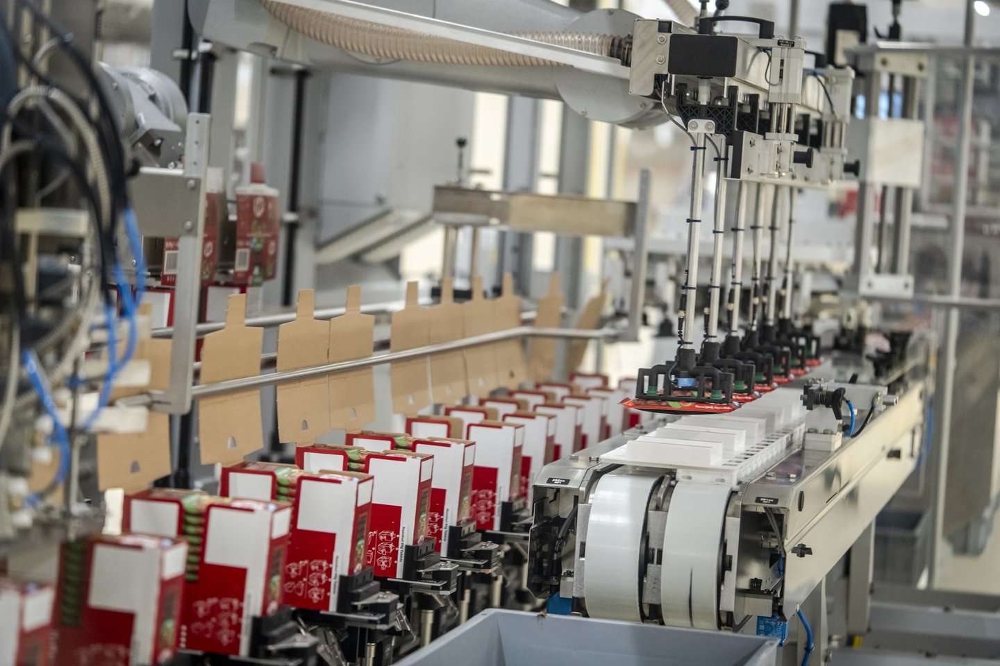 Prekių ženklas „KitKat“, kuris nuo seno garsėja kaip kviečiantis surasti taip reikalingo malonaus laiko sau dienos metu, siūlo ieškoti naujų progų pasimėgauti šokolado gaminiais.