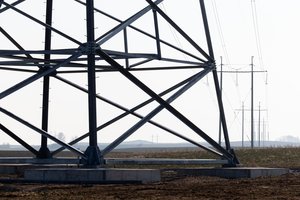 „Litgrid“ užbaigė dažnio stabilumo vertinimo sistemos diegimą ir 330 kV elektros linijos Darbėnai-Bitėnai statybą