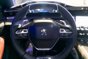 Tarptautinis automobilių gamintojas „Stellantis“ praneša apie pajamų ir pelno nuosmukį