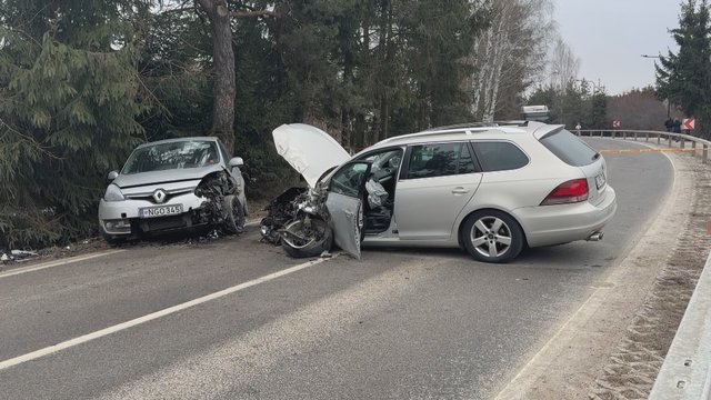 Vaizdai iš didelės avarijos Vilniaus pakraštyje: susidūrus trims automobiliams teko vaduoti žmogų