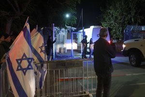 Pranešama, kad „Hamas“ Raudonajam Kryžiui perdavė keturių Izraelio įkaitų kūnus