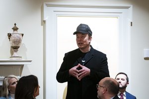 E. Muskas tvirtina, kad JAV departamentas netyčia atšaukė ebolos viruso prevenciją