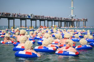 Padėti sergantiesiems – linksmai: plaukė apsirengę kaip Marilyn Monroe