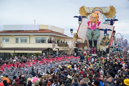 Ant skulptūrų galima skaityti naujienas