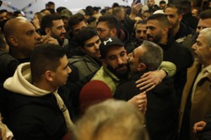 Nevyriausybinė organizacija pranešė, kad ketvirtadienį Izraelis paleido 596 kalinius palestiniečius, bus paleisti dar 46