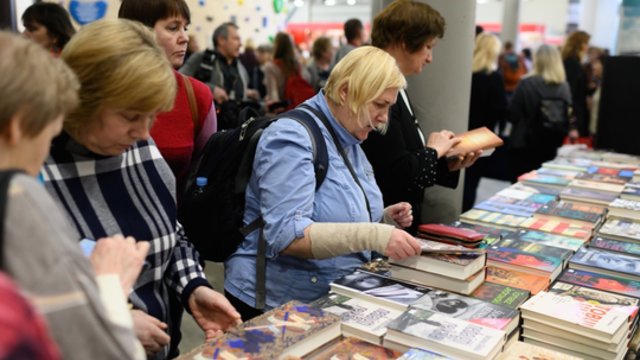 Akimirkos iš Vilniaus knygų mugės: pateikė rekomendacijas tiek mažiems, tiek dideliems