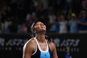 Tenisininkės šou po pralaimėto finalo – metė kėdę ir karjerą