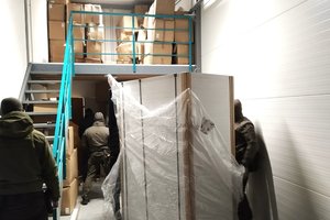 Pasieniečiai sostinėje aptiko beveik 400 tūkst. eurų vertės baltarusiškų cigarečių ir sulaikė tris jaunus vyrus