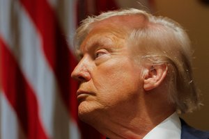 D. Trumpas: muitai prekėms iš Meksikos ir Kanados įsigalios kovo pradžioje