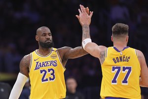 L. Jamesas nukalė dar vieną „Lakers“ pergalę, A. Edwardsas dėl emocijų buvo išvytas