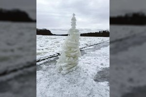 Nežinomo autoriaus 2 metrų ledo skulptūra prie Nemuno įkvėpė prieniškius: kažkas dar gims 