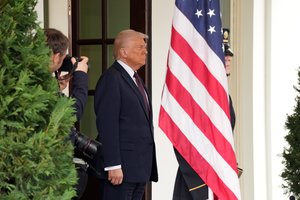 Po pribloškiančių D. Trumpo veiksmų – raginimas nusiraminti ir patarimas: štai kaip turėtų elgtis Europa