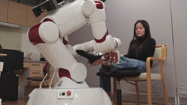 Technologinė revoliucija: senyvus žmones globos DI valdomas robotas