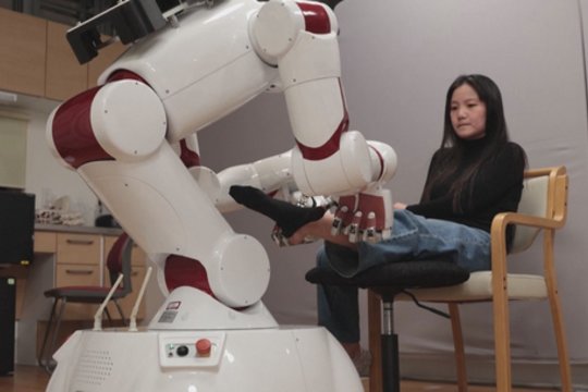 Technologinė revoliucija: senyvus žmones globos DI valdomas robotas