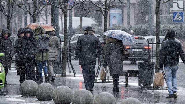 Savaitgalį vyraus niūrūs orai: daug kur numatomi krituliai, vietomis pasirodys šlapdriba