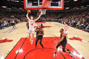 M. Buzelis skraidė virš lanko, o magiškai išsigelbėję „Bulls“ nukovė „Raptors“