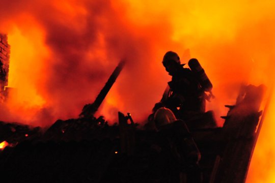 Pakruojo r. piktadariai sudegino negyvenamą sodybą