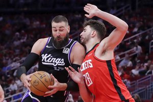 Emocingas ir viską daręs J. Valančiūnas sužaidė geriausias rungtynes „Kings“ gretose