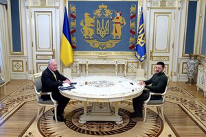 Atskleidė detalių apie JAV ir Ukrainos sutartį dėl naudingųjų iškasenų: skubiai išsiuntė dokumentus į nurūkstantį traukinį