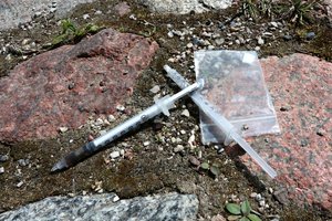 Anoniminė skambučių linija „Narkotikams – NE“ padėjo nustatyti 40 įtariamųjų narkotikų platinimu