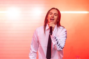 Estijos atstovas „Eurovizijoje“ atsiprašė jo daina pasipiktinusių italų: „Nenorėjau“