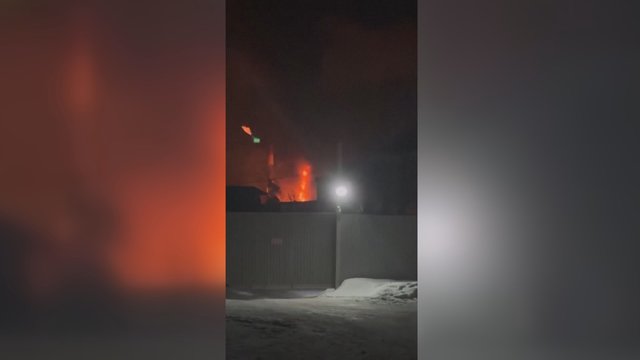 Dalį Rusijos apėmė didžiulės liepsnos: užfiksavo po sprogimo degančią naftos perdirbimo gamyklą