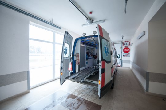 Joniškyje kilus gaisrui garaže, į ligoninę išvežtas apdegęs vyras