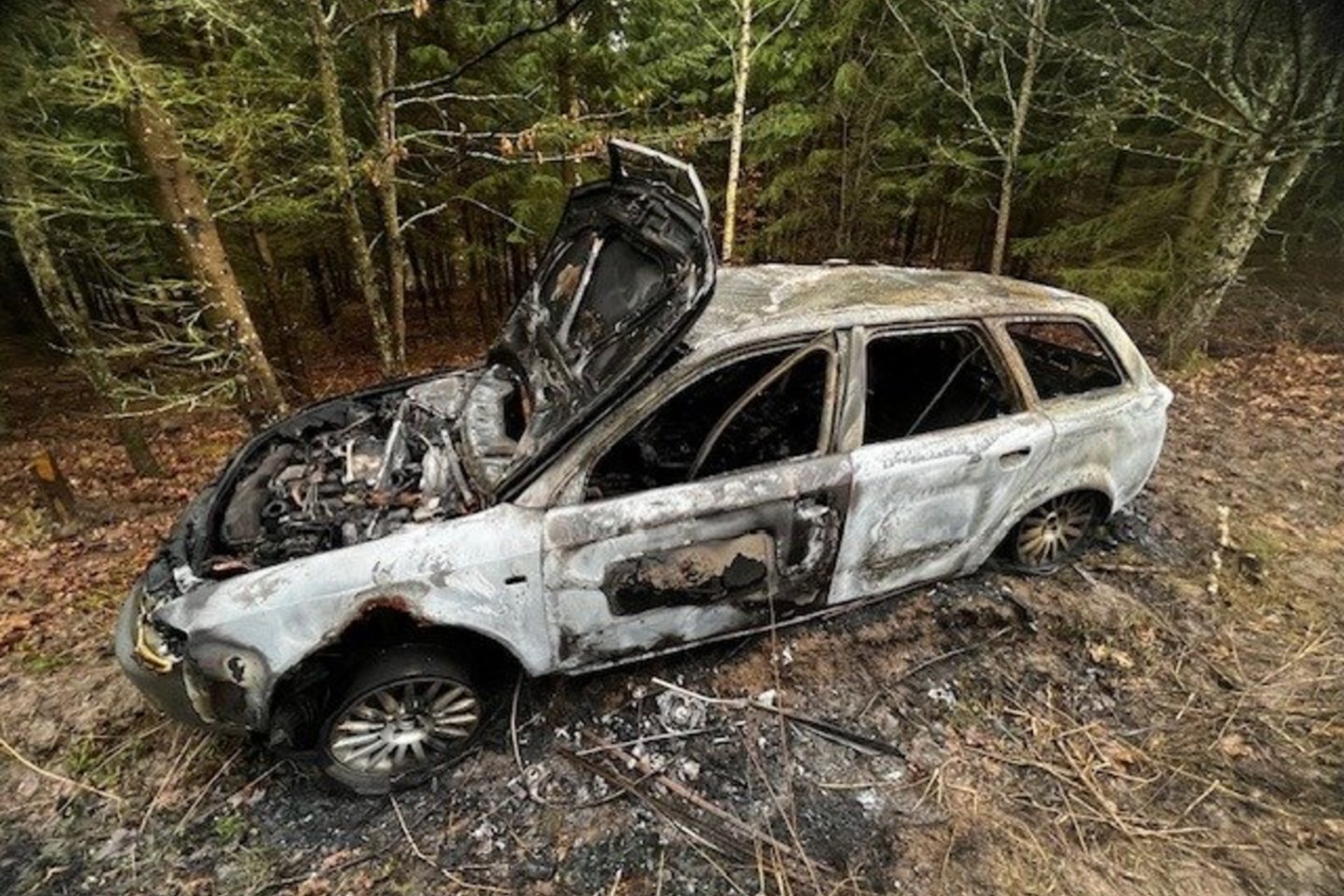 Užpuolikai pagrobė ir sudegino automobilį.