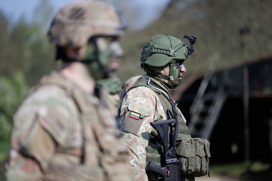 Politikai išgyvenant žemės drebėjimą – Lietuvos saugumą siūlo stiprinti kitais būdais: pasyviai stebėti nebegalime