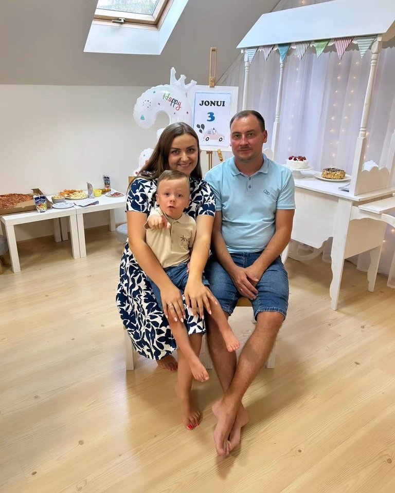  Jonukas su tėveliais. <br> Asmeninio archyvo nuotr.