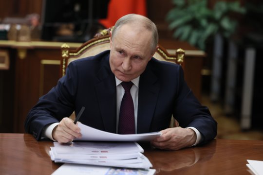 „The Telegraph“: D. Trumpas suteikė V. Putinui visas paskatas kariauti toliau