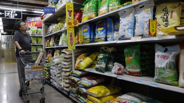 Kinija nenusileidžia JAV ir atsako tuo pačiu: įveda papildomus 15 proc. muitus žemės ūkio produkcijai