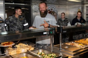 Po kelių košmariškų parų – šypsena A. Mockaus veide: Australijos kariai pasidalino keliautojo nuotraukomis iš karinio laivo