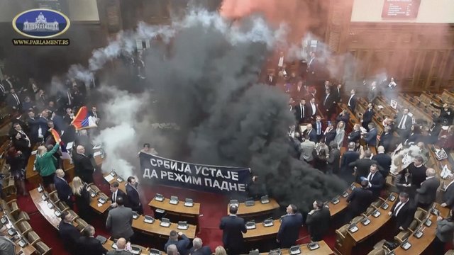 Prieš vyriausybę sukilo Serbijos opozicija: skriejo dūminės granatos, vienas politikas – kritinės būklės