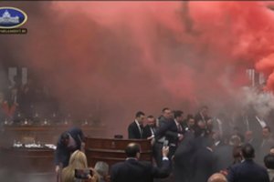 Serbijos parlamente – mūšio padėtis: politikai mėtė dūmines granatas, prasidėjo muštynės
