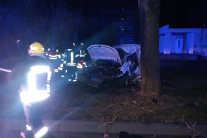 Tragiška naktis Panevežėyje: avarijoje žuvo jaunuolis, dar du žmonės sužeisti