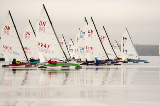 Net ir kritęs iš ledrogių lietuvis nenuleido rankų ir laimėjo medalį Europos DN ledo jachtų čempionate Suomijoje