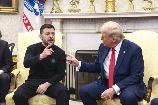 Iš D. Trumpo – padėka V. Zelenskiui: tikisi pataisyti santykius ir užbaigti karą