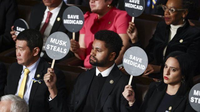 Neapsikentę demokratai nušvilpė D. Trumpą: vienas po kito paliko Kongresą